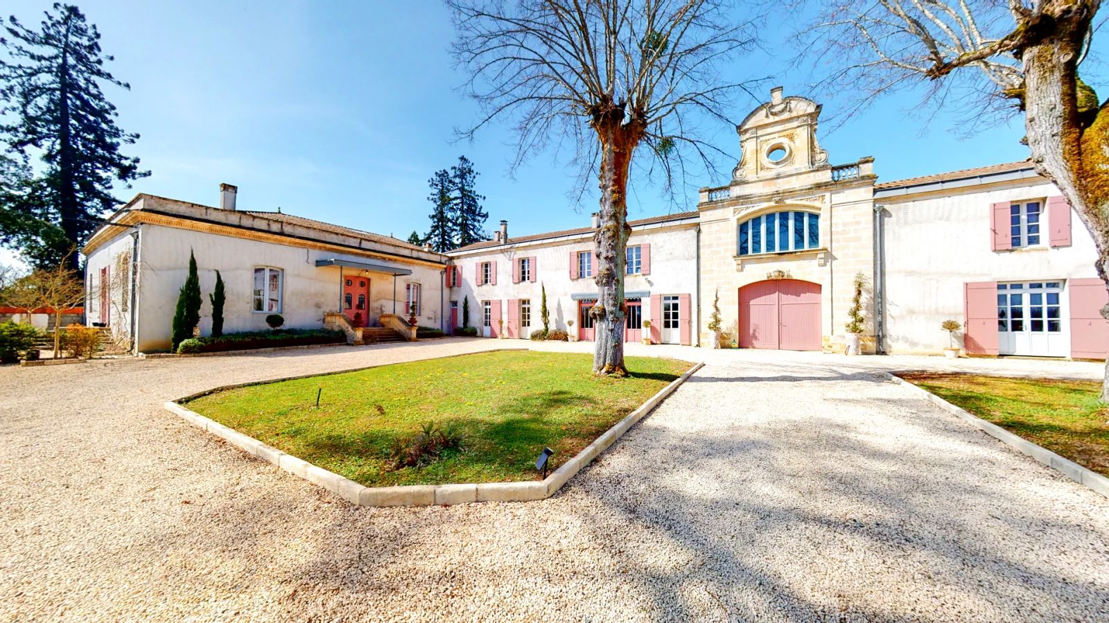 An interesting Chateau dating back to 1751 offering part of the Chateau renovated and the other half of it still to be carried out close to Marmande and TGV links.